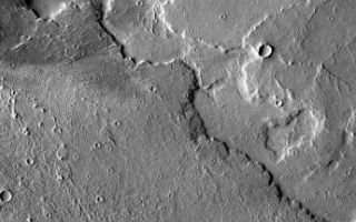 <h1>PIA03975:  Broad Western Flows from Arsia Mons</h1><div class="PIA03975" lang="en" style="width:345px;text-align:left;margin:auto;background-color:#000;padding:10px;max-height:150px;overflow:auto;"><a href="/figures/PIA03975_fig1.jpg"></a><br /></p><p>As we move futher away from the volcano, the western flows change in appearance. The flows are typically broad, and the surface  texture is more subdued than the southern flows. At the bottom of the image a windstreak "tail" has formed behind a crater. Other dark streaks indicate that strong westward blowing winds occur in this region.</p><p>Image information: VIS instrument. Latitude -9.6, Longitude 227.6 East (132.4 West). 17 meter/pixel resolution.</p><p>Note: this THEMIS visual image has not been radiometrically nor geometrically calibrated for this preliminary release. An empirical correction has been performed to remove instrumental effects. A linear shift has been applied in the cross-track and down-track direction to approximate spacecraft and planetary motion. Fully calibrated and geometrically projected images will be released through the Planetary Data System in accordance with Project policies at a later time.</p><p>NASA's Jet Propulsion Laboratory manages the 2001 Mars Odyssey mission for NASA's Office of Space Science, Washington, D.C. The Thermal Emission Imaging System (THEMIS) was developed by Arizona State University, Tempe, in collaboration with Raytheon Santa Barbara Remote Sensing. The THEMIS investigation is led by Dr. Philip Christensen at Arizona State University. Lockheed Martin Astronautics, Denver, is the prime contractor for the Odyssey project, and developed and built the orbiter. Mission operations are conducted jointly from Lockheed Martin and from JPL, a division of the California Institute of Technology in Pasadena.</p><br /><br /><a href="http://photojournal.jpl.nasa.gov/catalog/PIA03975" onclick="window.open(this.href); return false;" title="Voir l'image 	 PIA03975:  Broad Western Flows from Arsia Mons	  sur le site de la NASA">Voir l'image 	 PIA03975:  Broad Western Flows from Arsia Mons	  sur le site de la NASA.</a></div>