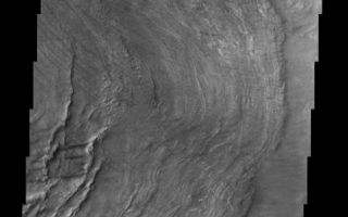 <h1>PIA04003:  Mariner 9 Anniversary/Landslides on Mars (Released 13 November 2002)</h1><div class="PIA04003" lang="en" style="width:487px;text-align:left;margin:auto;background-color:#000;padding:10px;max-height:150px;overflow:auto;"><p><a href="/figures/PIA04003_context.jpg"></a><br><p>November 13, 1971 is a red-letter date in the history of exploration. Thirty-one years ago today the American spacecraft, Mariner 9, became the first spacecraft to orbit another planet. Imagery from three previous flyby Mariner Missions (4, 6, and 7) indicated that Mars looked similar to the Earth's Moon (craters and plains). However, Mariner 9's eleven month mission mapped the whole planet with over 7,000 images. This mission rewrote the book on Mars by discovering channels, polar layered materials, enormous shield volcanoes, sand dunes, and an enormous canyon system. This canyon system, Valles Marineris, was named in honor of its discoverer. Therefore, in honor of Mariner 9, the THEMIS Team is releasing an image of a portion of Valles Marineris called Melas Chasma. Melas Chasma comprises the central portion of the Valles Marineris canyon system complex. A series of massive landslides are visible on the canyon floor. The older (bottom-most) landslide has longitudinal ridges which formed parallel to flow direction, while the younger slides have concentric ridges. Dunes are also visible near the bottom of the image.<p>[Source: ASU THEMIS Science Team]<p>Note: this THEMIS visual image has not been radiometrically nor geometrically calibrated for this preliminary release. An empirical correction has been performed to remove instrumental effects. A linear shift has been applied in the cross-track and down-track direction to approximate spacecraft and planetary motion. Fully calibrated and geometrically projected images will be released through the Planetary Data System in accordance with Project policies at a later time.<p>NASA's Jet Propulsion Laboratory manages the 2001 Mars Odyssey mission for NASA's Office of Space Science, Washington, D.C. The Thermal Emission Imaging System (THEMIS) was developed by Arizona State University, Tempe, in collaboration with Raytheon Santa Barbara Remote Sensing. The THEMIS investigation is led by Dr. Philip Christensen at Arizona State University. Lockheed Martin Astronautics, Denver, is the prime contractor for the Odyssey project, and developed and built the orbiter. Mission operations are conducted jointly from Lockheed Martin and from JPL, a division of the California Institute of Technology in Pasadena.<br /><br /><a href="http://photojournal.jpl.nasa.gov/catalog/PIA04003" onclick="window.open(this.href); return false;" title="Voir l'image 	 PIA04003:  Mariner 9 Anniversary/Landslides on Mars (Released 13 November 2002)	  sur le site de la NASA">Voir l'image 	 PIA04003:  Mariner 9 Anniversary/Landslides on Mars (Released 13 November 2002)	  sur le site de la NASA.</a></div>