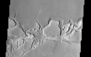 <h1>PIA04037:  Granicus Valles</h1><div class="PIA04037" lang="en" style="width:513px;text-align:left;margin:auto;background-color:#000;padding:10px;max-height:150px;overflow:auto;"><p><a href="/figures/PIA04037_context.jpg"></a><br><p>The force of moving water from a flood carved these teardrop-shaped islands within Granicus Valles. The orientation of the islands can be used as an indicator of the direction the water flowed. In this case, the water flowed primarily towards the upper left of the image. The image also contains many narrow sinuous channels. Geologists can determine that the floods occurred before a later tectonic event in the region. This event caused the crust to fracture into numerous blocks and fissures (grabens). Many fissures can be seen cutting across the former flood pathways.<p>Note: this THEMIS visual image has not been radiometrically nor geometrically calibrated for this preliminary release. An empirical correction has been performed to remove instrumental effects. A linear shift has been applied in the cross-track and down-track direction to approximate spacecraft and planetary motion. Fully calibrated and geometrically projected images will be released through the Planetary Data System in accordance with Project policies at a later time.<p>NASA's Jet Propulsion Laboratory manages the 2001 Mars Odyssey mission for NASA's Office of Space Science, Washington, D.C. The Thermal Emission Imaging System (THEMIS) was developed by Arizona State University, Tempe, in collaboration with Raytheon Santa Barbara Remote Sensing. The THEMIS investigation is led by Dr. Philip Christensen at Arizona State University. Lockheed Martin Astronautics, Denver, is the prime contractor for the Odyssey project, and developed and built the orbiter. Mission operations are conducted jointly from Lockheed Martin and from JPL, a division of the California Institute of Technology in Pasadena.<p><br /><br /><a href="http://photojournal.jpl.nasa.gov/catalog/PIA04037" onclick="window.open(this.href); return false;" title="Voir l'image 	 PIA04037:  Granicus Valles	  sur le site de la NASA">Voir l'image 	 PIA04037:  Granicus Valles	  sur le site de la NASA.</a></div>