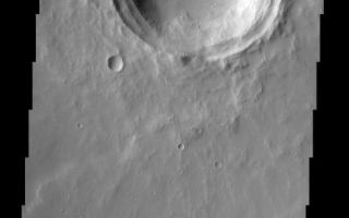 <h1>PIA04086:  Impact Crater</h1><div class="PIA04086" lang="en" style="width:487px;text-align:left;margin:auto;background-color:#000;padding:10px;max-height:150px;overflow:auto;"><p><a href="/figures/PIA04086_context.jpg"></a><br><p>The relatively flat floor and terrace walls of this impact crater suggest the crater was partly infilled with sediment and subsequently eroded to its present day form. This type of observation is evidence for environmental change throughout the geologic history of Mars.<p>Note: this THEMIS visual image has not been radiometrically nor geometrically calibrated for this preliminary release. An empirical correction has been performed to remove instrumental effects. A linear shift has been applied in the cross-track and down-track direction to approximate spacecraft and planetary motion. Fully calibrated and geometrically projected images will be released through the Planetary Data System in accordance with Project policies at a later time.<p>NASA's Jet Propulsion Laboratory manages the 2001 Mars Odyssey mission for NASA's Office of Space Science, Washington, D.C. The Thermal Emission Imaging System (THEMIS) was developed by Arizona State University, Tempe, in collaboration with Raytheon Santa Barbara Remote Sensing. The THEMIS investigation is led by Dr. Philip Christensen at Arizona State University. Lockheed Martin Astronautics, Denver, is the prime contractor for the Odyssey project, and developed and built the orbiter. Mission operations are conducted jointly from Lockheed Martin and from JPL, a division of the California Institute of Technology in Pasadena.<p>Image information: VIS instrument. Latitude 18.1, Longitude 136.3 East (223.7 West). 19 meter/pixel resolution.<p><br /><br /><a href="http://photojournal.jpl.nasa.gov/catalog/PIA04086" onclick="window.open(this.href); return false;" title="Voir l'image 	 PIA04086:  Impact Crater	  sur le site de la NASA">Voir l'image 	 PIA04086:  Impact Crater	  sur le site de la NASA.</a></div>