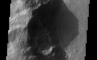 <h1>PIA04096:  Crater Rim</h1><div class="PIA04096" lang="en" style="width:486px;text-align:left;margin:auto;background-color:#000;padding:10px;max-height:150px;overflow:auto;"><p><a href="/figures/PIA04096_CONTEXT.jpg"></a><br><p>The late afternoon sun casts a shadow over a 700 meter-high rim of Huygens Crater.<p>Note: this THEMIS visual image has not been radiometrically nor geometrically calibrated for this preliminary release. An empirical correction has been performed to remove instrumental effects. A linear shift has been applied in the cross-track and down-track direction to approximate spacecraft and planetary motion. Fully calibrated and geometrically projected images will be released through the Planetary Data System in accordance with Project policies at a later time.<p>NASA's Jet Propulsion Laboratory manages the 2001 Mars Odyssey mission for NASA's Office of Space Science, Washington, D.C. The Thermal Emission Imaging System (THEMIS) was developed by Arizona State University, Tempe, in collaboration with Raytheon Santa Barbara Remote Sensing. The THEMIS investigation is led by Dr. Philip Christensen at Arizona State University. Lockheed Martin Astronautics, Denver, is the prime contractor for the Odyssey project, and developed and built the orbiter. Mission operations are conducted jointly from Lockheed Martin and from JPL, a division of the California Institute of Technology in Pasadena.<p>Image information: VIS instrument. Latitude -15.2, Longitude 51.6 East (308.4 West). 19 meter/pixel resolution.<p><br /><br /><a href="http://photojournal.jpl.nasa.gov/catalog/PIA04096" onclick="window.open(this.href); return false;" title="Voir l'image 	 PIA04096:  Crater Rim	  sur le site de la NASA">Voir l'image 	 PIA04096:  Crater Rim	  sur le site de la NASA.</a></div>