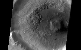 <h1>PIA04118:  Infilled Crater</h1><div class="PIA04118" lang="en" style="width:550px;text-align:left;margin:auto;background-color:#000;padding:10px;max-height:150px;overflow:auto;"><a href="/figures/PIA04118_fig1.jpg"></a><br /></p><p>This crater interior was filled by a thick accumulation of material. The fill is now undergoing removal, exposing the floor beneath the material. The way the surface layer is breaking up and eroding indicates that volatiles, such as ice, may be present in the upper layer. </p><p>Image information: VIS  instrument. Latitude 36, Longitude 351.9 East (8.1 West). 18 meter/pixel resolution.</p><p>Note: this THEMIS visual image has not been radiometrically nor geometrically calibrated for this preliminary release. An empirical correction has been performed to remove instrumental effects. A linear shift has been applied in the cross-track and down-track direction to approximate spacecraft and planetary motion. Fully calibrated and geometrically projected images will be released through the Planetary Data System in accordance with Project policies at a later time.</p><p>NASA's Jet Propulsion Laboratory manages the 2001 Mars Odyssey mission for NASA's Office of Space Science, Washington, D.C. The Thermal Emission Imaging System (THEMIS) was developed by Arizona State University, Tempe, in collaboration with Raytheon Santa Barbara Remote Sensing. The THEMIS investigation is led by Dr. Philip Christensen at Arizona State University. Lockheed Martin Astronautics, Denver, is the prime contractor for the Odyssey project, and developed and built the orbiter. Mission operations are conducted jointly from Lockheed Martin and from JPL, a division of the California Institute of Technology in Pasadena.</p><br /><br /><a href="http://photojournal.jpl.nasa.gov/catalog/PIA04118" onclick="window.open(this.href); return false;" title="Voir l'image 	 PIA04118:  Infilled Crater	  sur le site de la NASA">Voir l'image 	 PIA04118:  Infilled Crater	  sur le site de la NASA.</a></div>