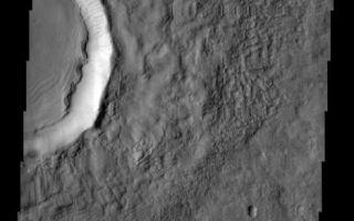 <h1>PIA04412:  Freedom Crater</h1><div class="PIA04412" lang="en" style="width:468px;text-align:left;margin:auto;background-color:#000;padding:10px;max-height:150px;overflow:auto;"><p><a href="/figures/PIA04412_context.jpg"></a><br><p>Freedom crater, located in Acidalia Planitia, exhibits a concentric ring pattern in its interior, suggesting that there has been some movement of these materials towards the center of the crater. Slumping towards the center may have been caused by the presence of ground ice mixed in with the sediments. The origin for the scarps on the western edge of the interior deposit is unknown.<p>Note: this THEMIS visual image has not been radiometrically nor geometrically calibrated for this preliminary release. An empirical correction has been performed to remove instrumental effects. A linear shift has been applied in the cross-track and down-track direction to approximate spacecraft and planetary motion. Fully calibrated and geometrically projected images will be released through the Planetary Data System in accordance with Project policies at a later time.<p>NASA's Jet Propulsion Laboratory manages the 2001 Mars Odyssey mission for NASA's Office of Space Science, Washington, D.C. The Thermal Emission Imaging System (THEMIS) was developed by Arizona State University, Tempe, in collaboration with Raytheon Santa Barbara Remote Sensing. The THEMIS investigation is led by Dr. Philip Christensen at Arizona State University. Lockheed Martin Astronautics, Denver, is the prime contractor for the Odyssey project, and developed and built the orbiter. Mission operations are conducted jointly from Lockheed Martin and from JPL, a division of the California Institute of Technology in Pasadena.<p>Image information: VIS instrument. Latitude 43.3, Longitude 351.3 East (8.7 West). 19 meter/pixel resolution.<p><br /><br /><a href="http://photojournal.jpl.nasa.gov/catalog/PIA04412" onclick="window.open(this.href); return false;" title="Voir l'image 	 PIA04412:  Freedom Crater	  sur le site de la NASA">Voir l'image 	 PIA04412:  Freedom Crater	  sur le site de la NASA.</a></div>