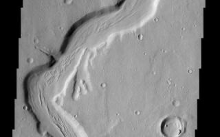 <h1>PIA04428:  Mamers Vallis</h1><div class="PIA04428" lang="en" style="width:480px;text-align:left;margin:auto;background-color:#000;padding:10px;max-height:150px;overflow:auto;"><p><a href="/figures/PIA04428_context.jpg"></a><br><p>This sinuous channel begins at the edge of Cerulli Crater in northern Arabia and snakes its way across 1000 km of cratered highlands before reaching Deuteronilus Mensae at the boundary of the northern lowlands. The fluid that carved the channel, either lava or water, flowed from the bottom of this scene to the top. The quasi-streamlined features on the channel floor may have nothing to do with flow and instead may be due to a permafrost creep process.<p>Note: this THEMIS visual image has not been radiometrically nor geometrically calibrated for this preliminary release. An empirical correction has been performed to remove instrumental effects. A linear shift has been applied in the cross-track and down-track direction to approximate spacecraft and planetary motion. Fully calibrated and geometrically projected images will be released through the Planetary Data System in accordance with Project policies at a later time.<p>NASA's Jet Propulsion Laboratory manages the 2001 Mars Odyssey mission for NASA's Office of Space Science, Washington, D.C. The Thermal Emission Imaging System (THEMIS) was developed by Arizona State University, Tempe, in collaboration with Raytheon Santa Barbara Remote Sensing. The THEMIS investigation is led by Dr. Philip Christensen at Arizona State University. Lockheed Martin Astronautics, Denver, is the prime contractor for the Odyssey project, and developed and built the orbiter. Mission operations are conducted jointly from Lockheed Martin and from JPL, a division of the California Institute of Technology in Pasadena.<p>Image information: VIS instrument. Latitude 31.3, Longitude 19.1 East (340.9 West). 19 meter/pixel resolution.<p><br /><br /><a href="http://photojournal.jpl.nasa.gov/catalog/PIA04428" onclick="window.open(this.href); return false;" title="Voir l'image 	 PIA04428:  Mamers Vallis	  sur le site de la NASA">Voir l'image 	 PIA04428:  Mamers Vallis	  sur le site de la NASA.</a></div>