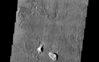 <h1>PIA04454:  Flooded Crater</h1><div class="PIA04454" lang="en" style="width:541px;text-align:left;margin:auto;background-color:#000;padding:10px;max-height:150px;overflow:auto;"><p><a href="/figures/PIA04454_context.jpg"></a><br><p>Flooded crater in Amazonis Planitia. This crater has been either flooded with mud and or lava. The fluid then ponded up, dried and formed the surface textures we see today.<p>Note: this THEMIS visual image has not been radiometrically nor geometrically calibrated for this preliminary release. An empirical correction has been performed to remove instrumental effects. A linear shift has been applied in the cross-track and down-track direction to approximate spacecraft and planetary motion. Fully calibrated and geometrically projected images will be released through the Planetary Data System in accordance with Project policies at a later time.<p>NASA's Jet Propulsion Laboratory manages the 2001 Mars Odyssey mission for NASA's Office of Space Science, Washington, D.C. The Thermal Emission Imaging System (THEMIS) was developed by Arizona State University, Tempe, in collaboration with Raytheon Santa Barbara Remote Sensing. The THEMIS investigation is led by Dr. Philip Christensen at Arizona State University. Lockheed Martin Astronautics, Denver, is the prime contractor for the Odyssey project, and developed and built the orbiter. Mission operations are conducted jointly from Lockheed Martin and from JPL, a division of the California Institute of Technology in Pasadena.<p>Image information: VIS instrument. Latitude 27, Longitude 190.9 East (169.1 West). 19 meter/pixel resolution.<p><br /><br /><a href="http://photojournal.jpl.nasa.gov/catalog/PIA04454" onclick="window.open(this.href); return false;" title="Voir l'image 	 PIA04454:  Flooded Crater	  sur le site de la NASA">Voir l'image 	 PIA04454:  Flooded Crater	  sur le site de la NASA.</a></div>