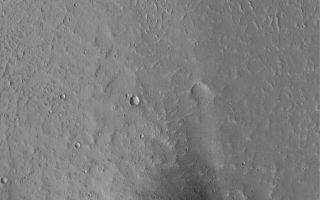 <h1>PIA07508:  Crater with Windstreak</h1><div class="PIA07508" lang="en" style="width:565px;text-align:left;margin:auto;background-color:#000;padding:10px;max-height:150px;overflow:auto;"><p>31 March 2005 <br />This Mars Global Surveyor (MGS) Mars Orbiter Camera (MOC) image shows a 1.2 km north mid-latitude crater with a bright wind streak. </p><p>Location near: 30.8°N, 131.8°W <br />Image width: ~3 km (~1.9 mi) <br />Illumination from: lower left <br />Season: Northern Summer <br /></p><br /><br /><a href="http://photojournal.jpl.nasa.gov/catalog/PIA07508" onclick="window.open(this.href); return false;" title="Voir l'image 	 PIA07508:  Crater with Windstreak	  sur le site de la NASA">Voir l'image 	 PIA07508:  Crater with Windstreak	  sur le site de la NASA.</a></div>