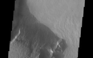 <h1>PIA10063:  Olympus Mons</h1><div class="PIA10063" lang="en" style="width:560px;text-align:left;margin:auto;background-color:#000;padding:10px;max-height:150px;overflow:auto;"><p><a href="/figures/PIA10063_fig1.jpg"></a><br><b>Context image for PIA10063<br />Olympus Mons</b></p><p>Part of the escarpment of the Olympus Mons volcano is shown in this VIS image.<p>Image information: VIS instrument. Latitude 21.3N, Longitude 230.3E. 19 meter/pixel resolution.</p><p>Please see the <a href="http://themis.asu.edu/terms" target="_blank">THEMIS Data Citation Note</a> for details on crediting THEMIS images.</p><p>Note: this THEMIS visual image has not been radiometrically nor geometrically calibrated for this preliminary release. An empirical correction has been performed to remove instrumental effects. A linear shift has been applied in the cross-track and down-track direction to approximate spacecraft and planetary motion. Fully calibrated and geometrically projected images will be released through the Planetary Data System in accordance with Project policies at a later time.</p><p>NASA's Jet Propulsion Laboratory manages the 2001 Mars Odyssey mission for NASA's Office of Space Science, Washington, D.C. The Thermal Emission Imaging System (THEMIS) was developed by Arizona State University, Tempe, in collaboration with Raytheon Santa Barbara Remote Sensing. The THEMIS investigation is led by Dr. Philip Christensen at Arizona State University. Lockheed Martin Astronautics, Denver, is the prime contractor for the Odyssey project, and developed and built the orbiter. Mission operations are conducted jointly from Lockheed Martin and from JPL, a division of the California Institute of Technology in Pasadena.</p><br /><br /><a href="http://photojournal.jpl.nasa.gov/catalog/PIA10063" onclick="window.open(this.href); return false;" title="Voir l'image 	 PIA10063:  Olympus Mons	  sur le site de la NASA">Voir l'image 	 PIA10063:  Olympus Mons	  sur le site de la NASA.</a></div>